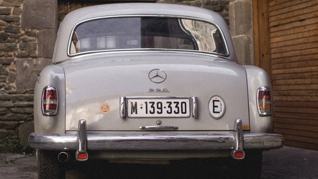 Ilustrasi Cara Melacak Plat Mobil. Sumber: Unsplash/George.