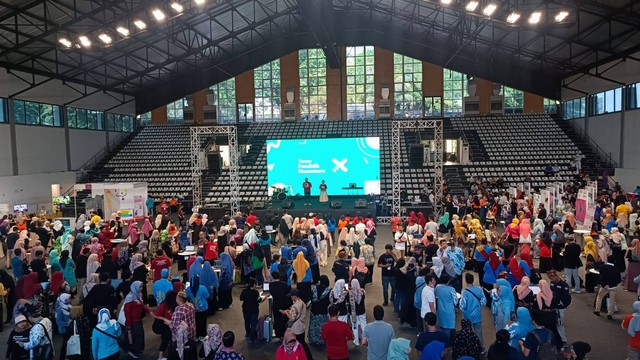 TPN X sukses bakar kembali semangat mengajar bagi lebih dari 2.500 guru yang padati Basket Ball Hall GBK, Sabtu (21/10).  Foto: Thomas Bosco/kumparan