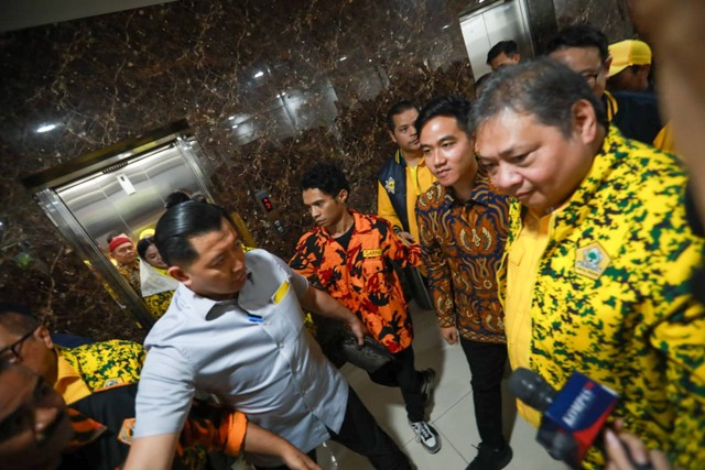 Ketum Golkar Airlangga Hartarto mendampingi Wali Kota Solo Gibran Rakabuming Raka saat tiba di DPP Golkar Jakarta Barat, Sabtu (21/10).  Foto: Aditia Noviansyah/kumparan