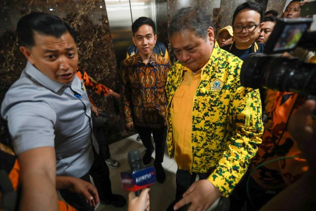 Ketum Golkar Airlangga Hartarto mendampingi Wali Kota Solo Gibran Rakabuming Raka saat tiba di DPP Golkar Jakarta Barat, Sabtu (21/10).  Foto: Aditia Noviansyah/kumparan