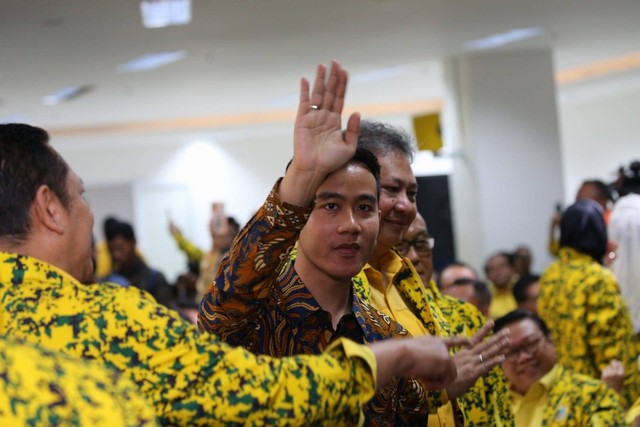 Gibran melambaikan tangan saat menghadiri Rapimnas Golkar di Jakarta, Sabtu (21/20/2023). Foto: Aditia Noviansyah/kumparan