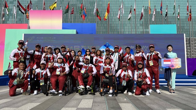 Kontingen Indonesia dalam upacara Team Welcome Ceremony Asian Para Games di Athlete Village Asian Para Games, Hangzhou, China, pada Sabtu (21/10). Foto: Jodi Hermawan/kumparan