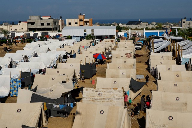 Warga Palestina berlindung di tenda kamp di sebuah pusat yang dikelola PBB, di Khan Younis di Jalur Gaza selatan, Jumat (20/10/2023). Foto: Ibraheem Abu Mustafa/REUTERS