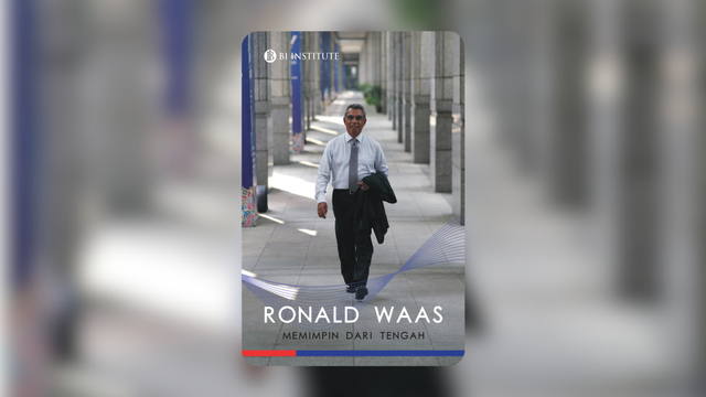 Sampul Depan Buku Ronald Waas Memimpin dari Tengah (Dok. BI Institute)