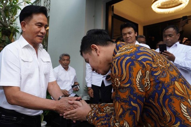 Gibran Rakabuming Raka bertemu dengan Ketum PBB Yusril Ihza Mahendra di kediamannya di Dharmawangsa, Jakarta, Sabtu (21/10/2023). Foto: Dok. PBB