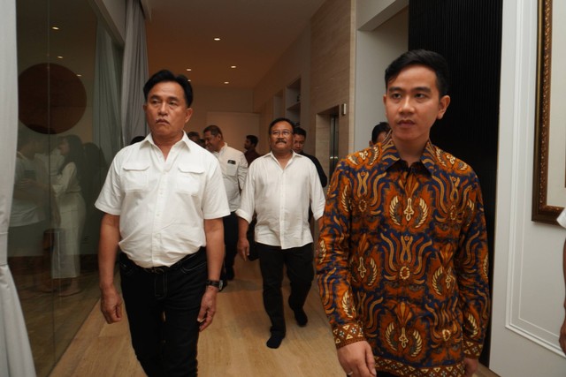 Gibran Rakabuming Raka bertemu dengan Ketum PBB Yusril Ihza Mahendra di kediamannya di Dharmawangsa, Jakarta, Sabtu (21/10/2023). Foto: Dok. PBB