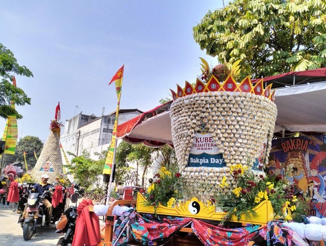 Pembagian bakpia gratis untuk wisatawan di Yogyakarta. Foto: M Wulan/Tugu Jogja