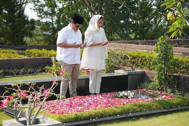 Erick Thohir berziarah ke makam ayahnya, Mochamad Thohir. Foto: Instagram/@erickthohir