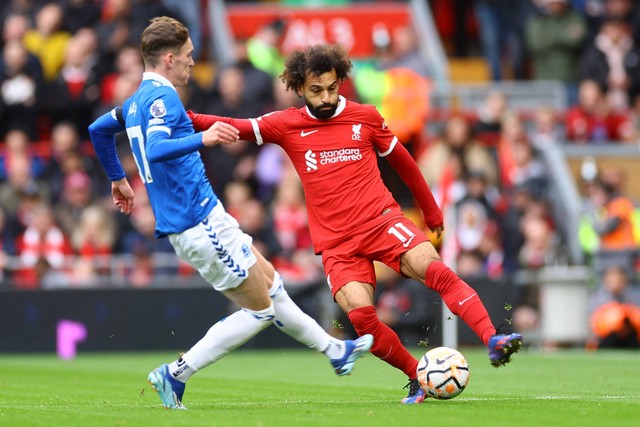 Pemain Liverpool Mohamed Salah beraksi dengan pemain Everton James Garner di Stadion Anfield, Liverpool, Inggris, Sabtu (21/10/2023). Foto: Carl Recine/REUTERS