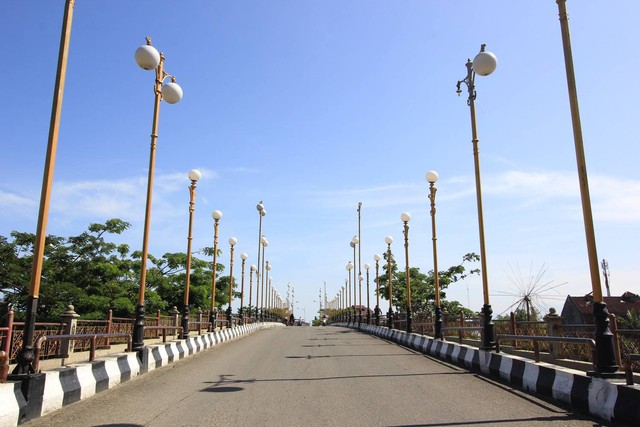 Jembatan Siti Nurbaya. (Foto: Arief Permadi/Shutterstock)
