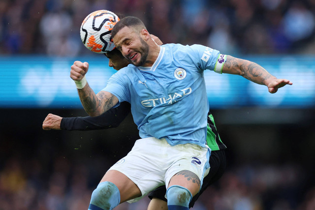 Pemain Manchester City Kyle Walker beraksi saat hadapi Brighton & Hove Albion di Etihad Stadium, Manchester, Inggris, Sabtu (21/10/2023). Foto: Phil Noble/REUTERS