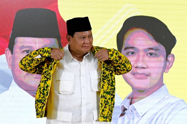 Bakal calon presiden Prabowo Subianto memakai jaket Partai Golkar saat menghadiri Rapimnas ke-2 Partai Golkar di Kantor DPP Partai Golkar, Jakarta, Sabtu (21/10/2023). Foto: Sigid Kurniawan/ANTARA FOTO