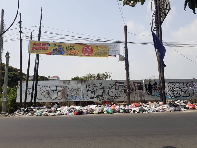 Sampah di Jalan Kusumanegara (samping Jembatan Gembira Loka). (Foto: Lusiana Astin)