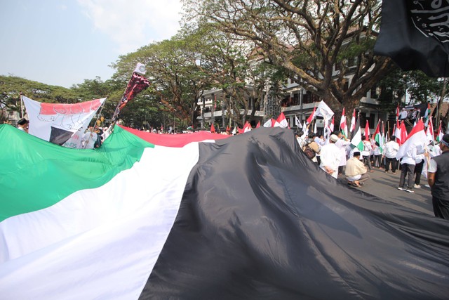 Bentangkan bendera Palestina, ribuan massa lakukan orasi di depan Gedung DPRD Malang, Jawa Timur pada Jumat siang (20/10/2023) (Foto: Istimewa/DDJatim)