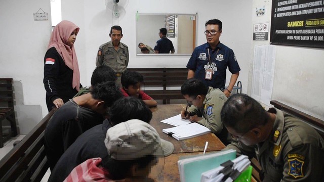 Anak-anak yang terjaring Satpol PP Surabaya karena nekat nggandol truk. Foto: Diskominfo Surabaya