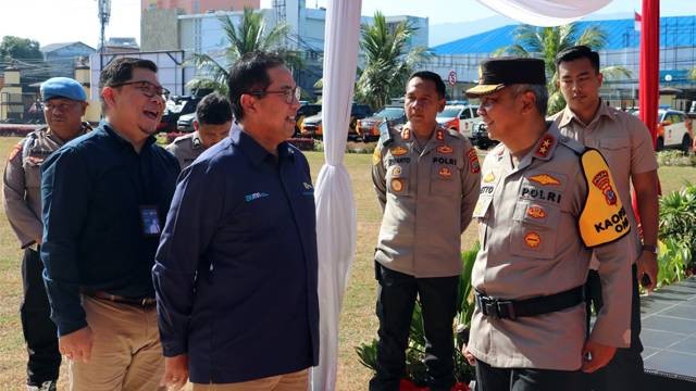 GM PLN UID Suluttenggo, Ari Dartomo berdikusi dengan Kapolda Sulawesi Utara, Irjen Pol Setyo Budiyanto, pada apel Operasi Terpusat Mantap Brata Samrat dalam rangka pengamanan Pemilu 2024