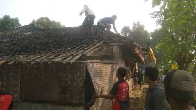 Membantu Tetangga Renovasi Rumah Adalah Bentuk Nyata Gotong royong di masyarakat. Sumber foto/www.facebook.com