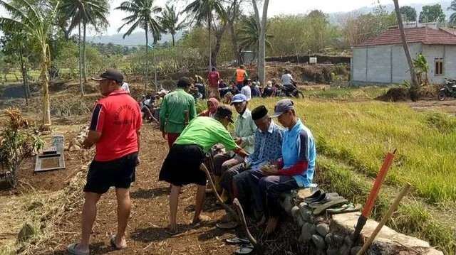 Kerja bakti adalah satu nilai yang melekat pada gotong royong. Sumber foto/www.facebook.zcom