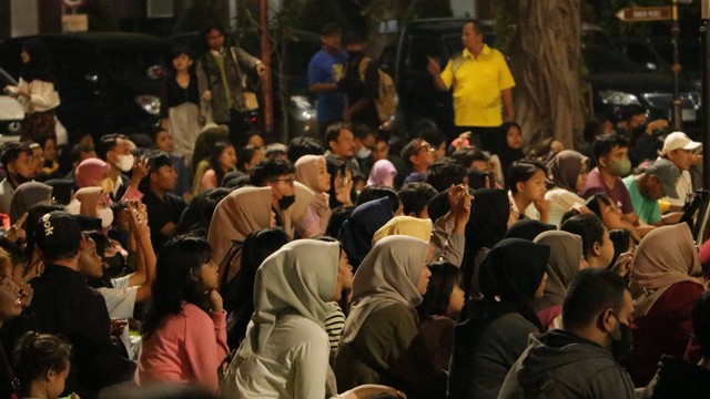 Suasana keramaian pengunjung yang menyaksikan Festival Tari Semarak Budaya Indonesia 2023 di lapangan depan Balai Kota Surakarta (Dok. Pribadi).