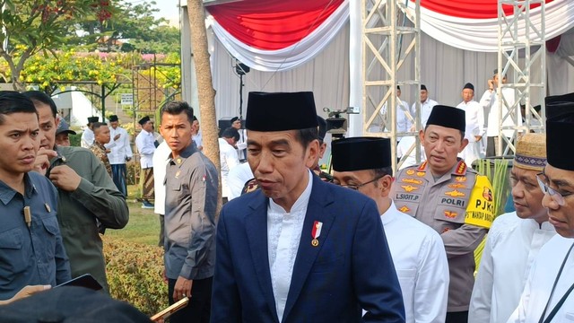 Presiden Jokowi usai menghadiri acara Apel Hari Santri Nasional 2023 di Tugu Pahlawan, Surabaya, Minggu (22/10/2023). Foto: Farusma Okta Verdian/kumparan