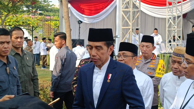 Presiden Jokowi usai menghadiri acara Apel Hari Santri Nasional 2023 di Tugu Pahlawan, Surabaya, Minggu (22/10/2023). Foto: Farusma Okta Verdian/kumparan