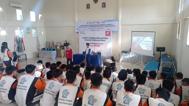 Astra Motor Kalbar Gelar Edukasi Safety Riding di SMPN 2 Pontianak. Foto: Dok. Astra Motor Kalbar.