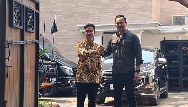 Gibran Rakabuming Raka usai menemui Ketum Demokrat Agus Harimurti Yudhoyono (AHY) jampir 1 jam di Jalan Prapanca Raya, Jakarta Selatan, Minggu (22/10/2023). Foto: Annisa Thahira Madina/kumparan