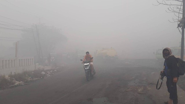 Asap imbas kebakaran TPA Rawa Kucing. Foto: kumparan