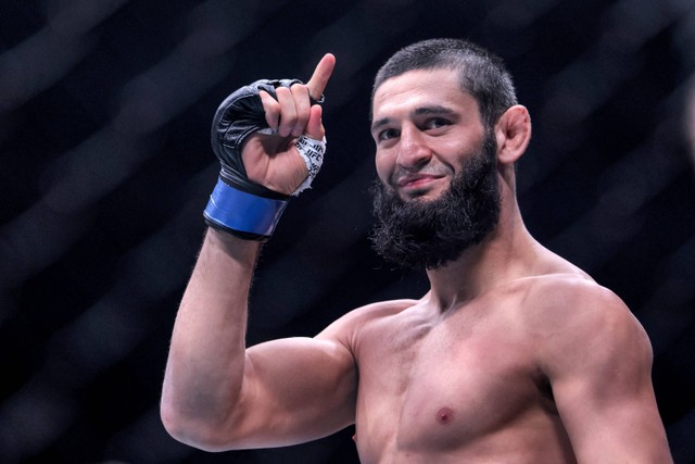 Khamzat Chimaev dari Rusia menyaksikan pertarungan kelas menengahnya dengan Kamaru Usman dari Nigeria dalam ajang Ultimate Fighting Championship 294 (UFC) di Etihad Arena di Abu Dhabi pada Sabtu (21/10/2023). Foto: Giuseppe Cacace/AFP