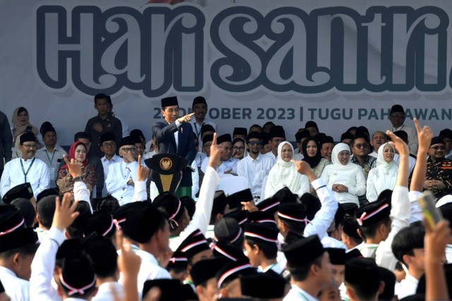 Presiden Joko Widodo memberikan pertanyaan kepada santri ketika memimpin apel Hari Santri Nasional di Tugu Pahlawan, Surabaya, Jawa Timur, Minggu (22/10/2023). Foto: Zabur Karuru/Antara Foto