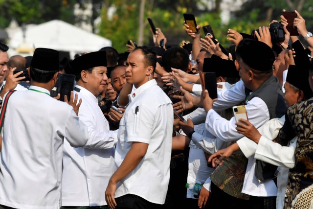 Menteri Pertahanan Prabowo Subianto (kedua kiri) menyapa sejumlah santri usai mengikuti apel Hari Santri Nasional di Tugu Pahlawan, Surabaya, Jawa Timur, Minggu (22/10/2023). Foto: Zabur Karuru/Antara Foto