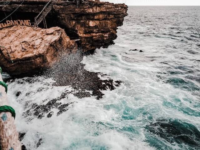 Pantai di Jogja yang terkenal. Sumber foto: Unsplash/Aaron Kiru