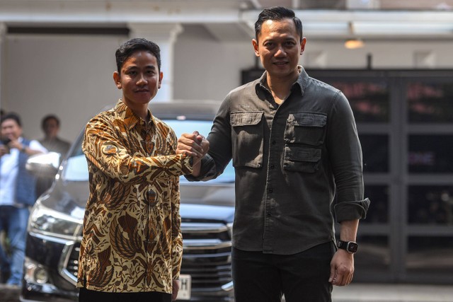 Bakal Cawapres pendamping bakal Capres Prabowo Subianto yang diusulkan Partai Golkar Gibran Rakabuming Raka (kiri) berjabat tangan dengan Ketua Umum Partai Demokrat Agus Harimurti Yudhoyono (kanan) usai melakukan pertemuan tertutup di Jakarta. Foto: Muhammad Adimaja/Antara Foto