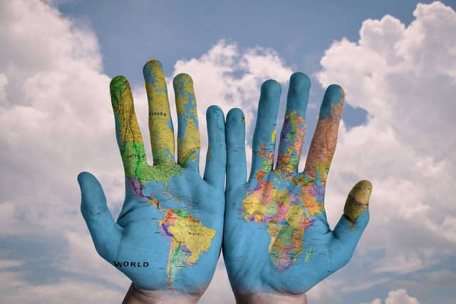 Ilutrasi tangan manusia mengubah dunia. Sumber: Pixabay.