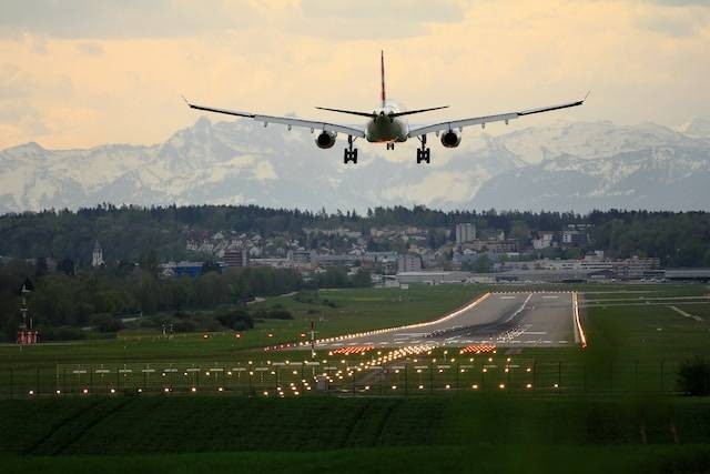 Bandara di Bandung. Foto hanya ilustrasi. Sumber foto: Unsplash/Pascal Meier