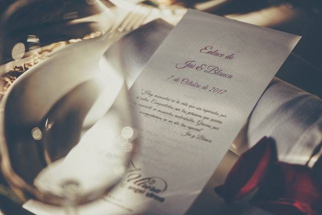 Ilustrasi contoh isi undangan pernikahan. Sumber: Pexels/Alem Sánchez
