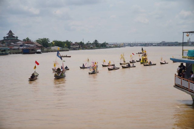 Iring-iringan kapal menuju Makam Batu Layang Kesultanan Pontianak. Foto: Fajar Bahari/Hi!Pontianak