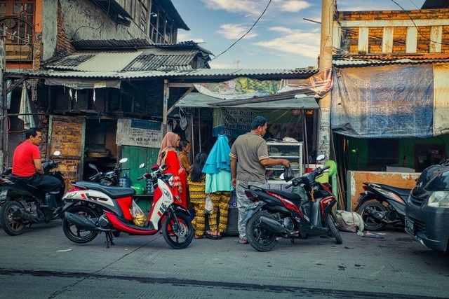 Ilustrasi bagaimana perubahan komunitas lokal dalam pengaruh era globalisasi, Sumber: Pexels/Tom Fisk