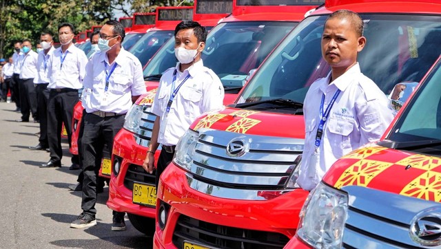 Driver transportasi Feeder LRT Palembang yang masih konsisten melayani warga di tengah isu stop operasional, Minggu (22/10) Foto: ary priyanto/urban id