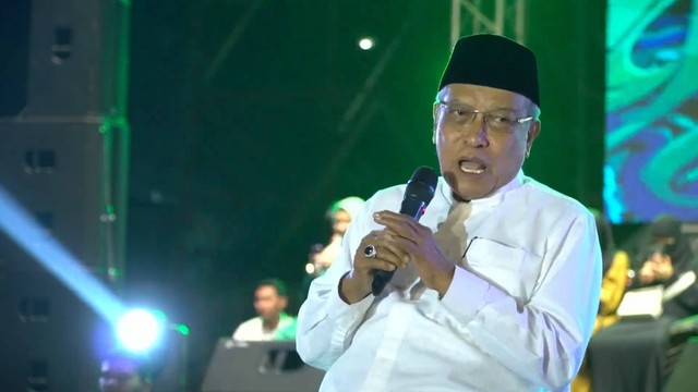 Said Aqil Siradj memberikan sambutan saat peringatan Hari Santri Nasional 2023 di Lapangan Butuh, Tegalrejo, Magelang, Jateng, Minggu (22/10/2023).
 Foto: Youtube/Muhaimin Iskandar