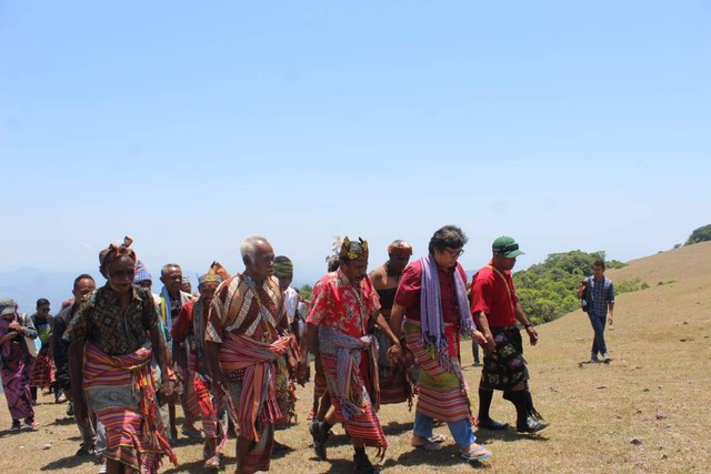 Puluhan warga Desa Sunu, Kecamatan Amanatun Selatan, Kabupaten Timor Tengah Selatan, NTT menggelar ritual adat bersama di Puncak Gunung Sunu. Foto: Dok. Istimewa