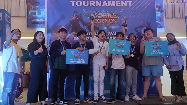 Foto bersama para pemenang turnamen Mobile Legends HBLF Cup yang diselenggarakan di Kota Manado.