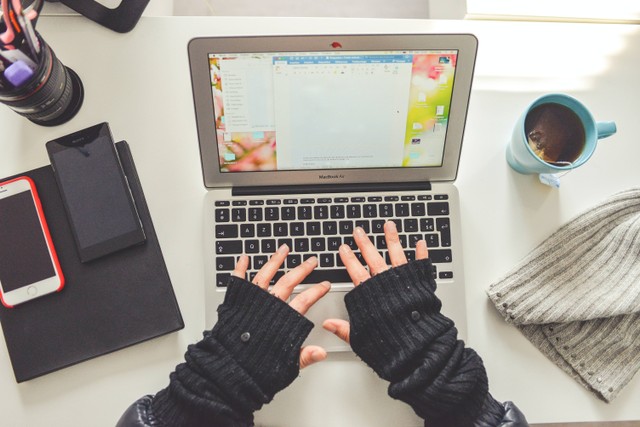 Ilutrasi Cara Menambahkan Background di Word. Foto: Unsplash/Romain V