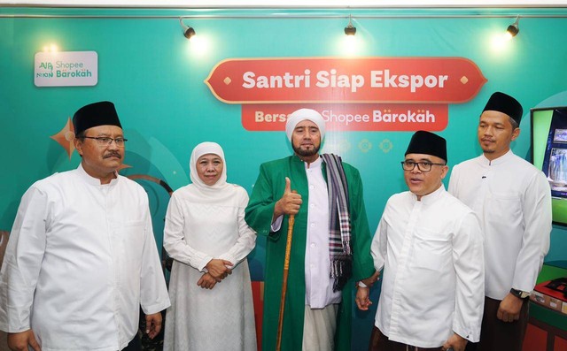 Penjual Ekspor Shopee, Agung (kanan), Pemilik Toko Ummababyshop, bercerita tentang pengalaman ekspor mudah melalui Shopee kepada (ki-ka): Sekertaris Jenderal PBNU, Gus Saifullah Yusuf, Gubernur Jawa Timur, Khofifah Indar Parawansa, Ulama kenamaan, Habib Syech bin Abdul Qodir Assegaf dan Menpan RB, Abdullah Azwar Anas. dok, Shopee Indonesia