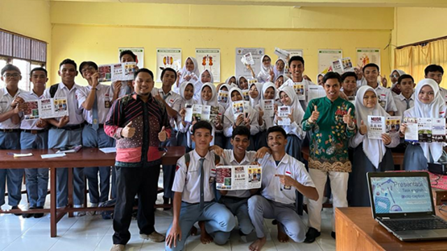 Foto bersama Tim Roadshow UMY dengan para siswa di SMA Kota Ambon. Foto: Dok. Admisi UMY