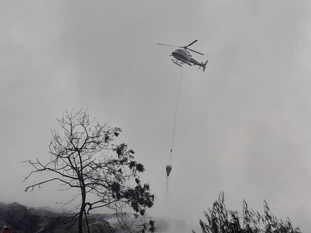 Heli melakukan water bombing di TPA Rawa Kucing. Dok: kumparan.