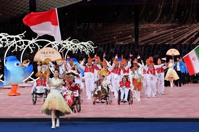 Kontingen Indonesia di upacara pembukaan Asian Para Games 2022 Hangzhou di Hangzhou Olympic Sports Centre Stadium, China, pada Minggu (22/10/2023). Foto: NPC Indonesia