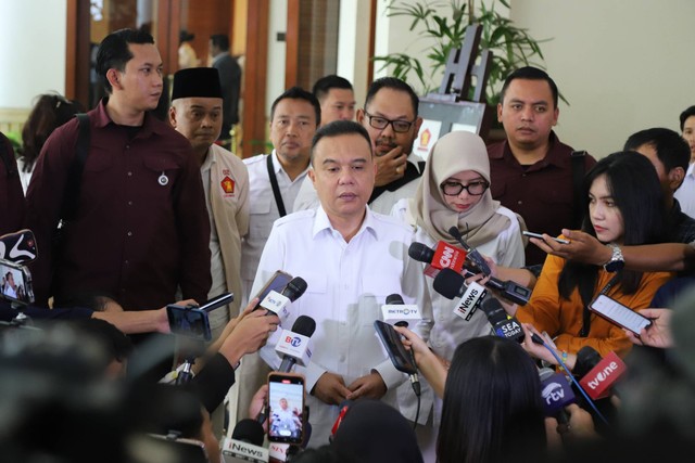 Politisi Partai Gerindra Sufmi Dasco Ahmad tiba di lokasi Rapimnas Gerindra, di Hotel Dharmawangsa, Jakarta Selatan, Senin (23/10/2023). Foto: Jamal Ramadhan/kumparan