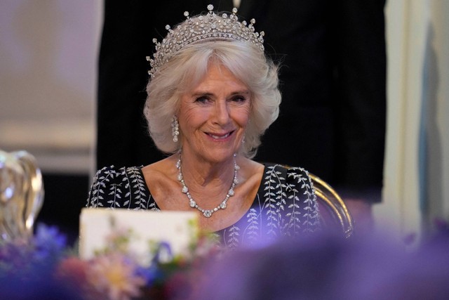Ratu Camilla pakai tiara mendiang Elizabeth. Foto: Kirsty Wigglesworth/POOL/AFP