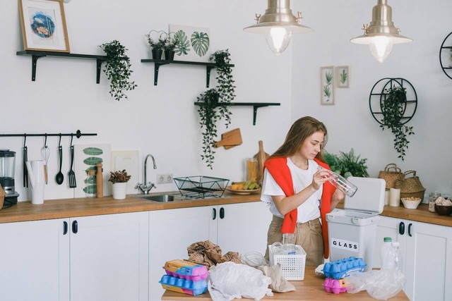 Ilustrasi cara membersihkan area dapur, Sumber: Pexels/SHVETS production